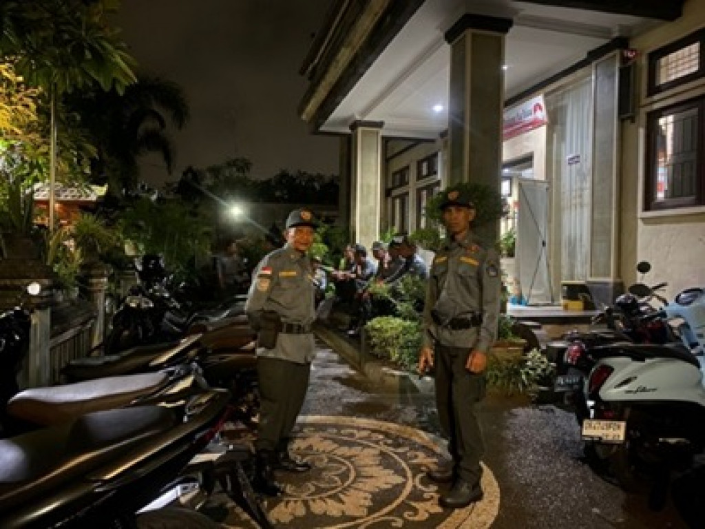 Linmas Desa Siap Berjaga, Laksanakan Ronda Malam Demi Ketentraman Warga di Desa Dalung